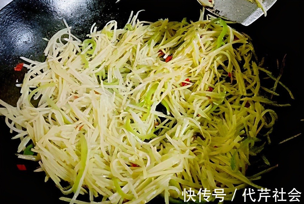 年薪38万大厨做“酸辣土豆丝”，操作手法超牛，放醋顺序是关键