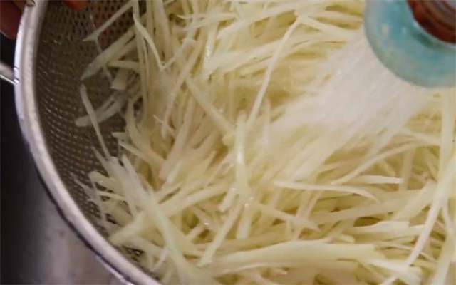 炒土豆丝时,最好不要直接炒,教你正确做法,口感清脆超好吃