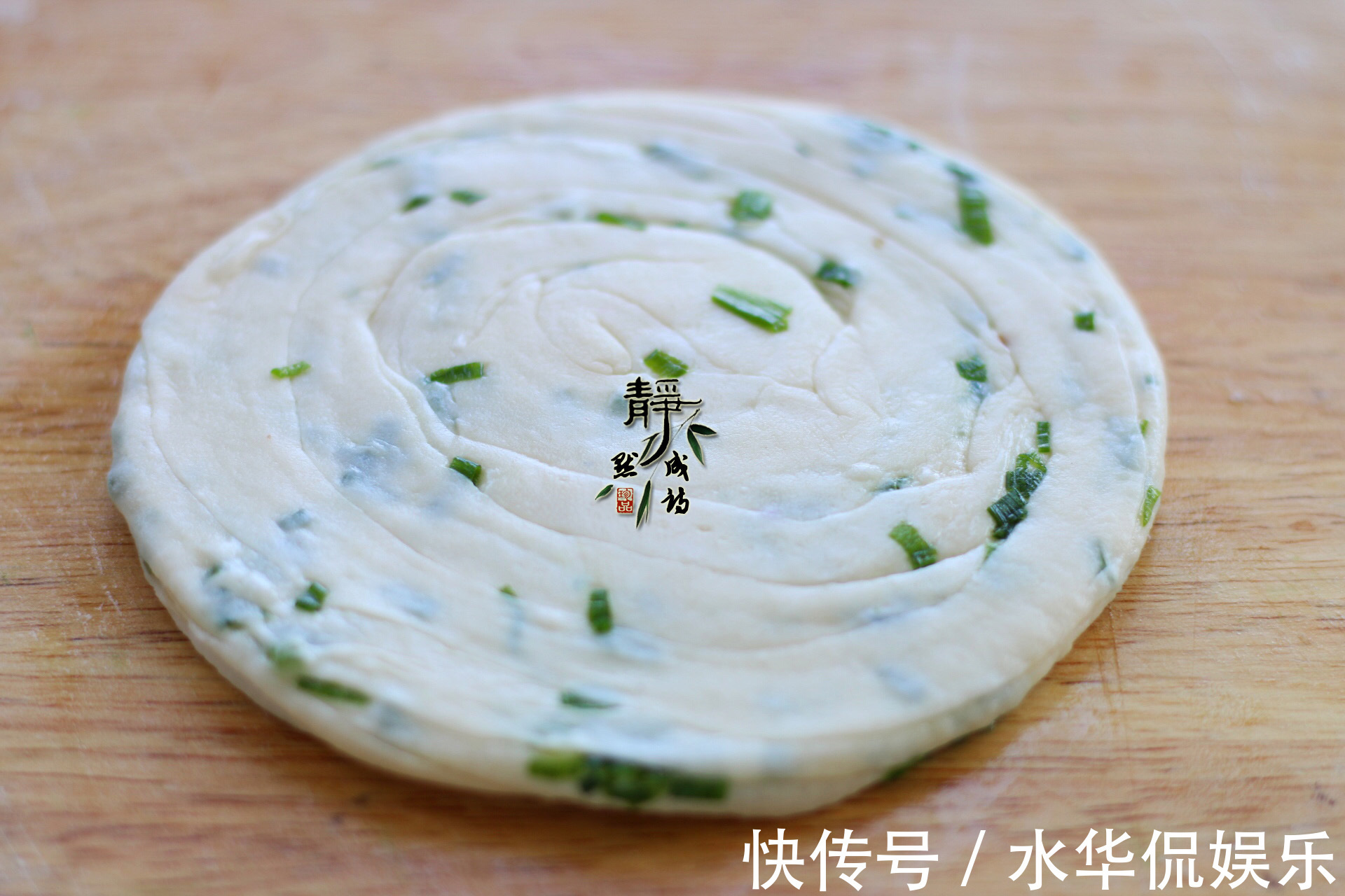 层次|葱油饼如此做,外脆里嫩层次多到数不清,边烙边吃,烙完也吃饱了