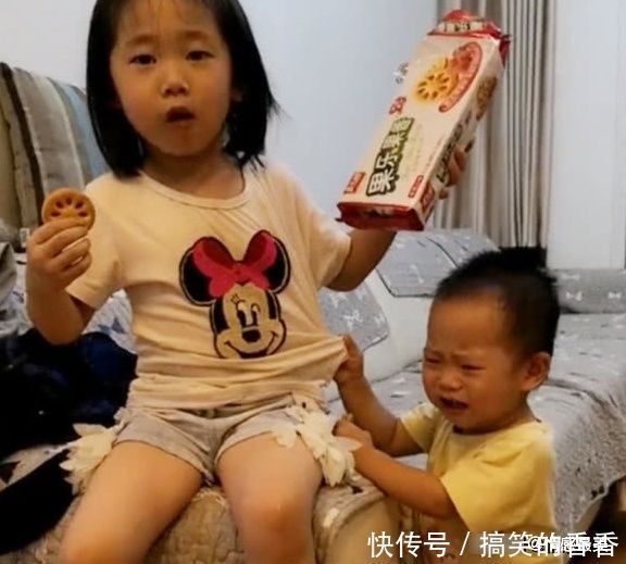 饼干|弟弟哭闹要饼干,姐姐吼一声弟弟立马认怂,网友:教育弟弟要趁早