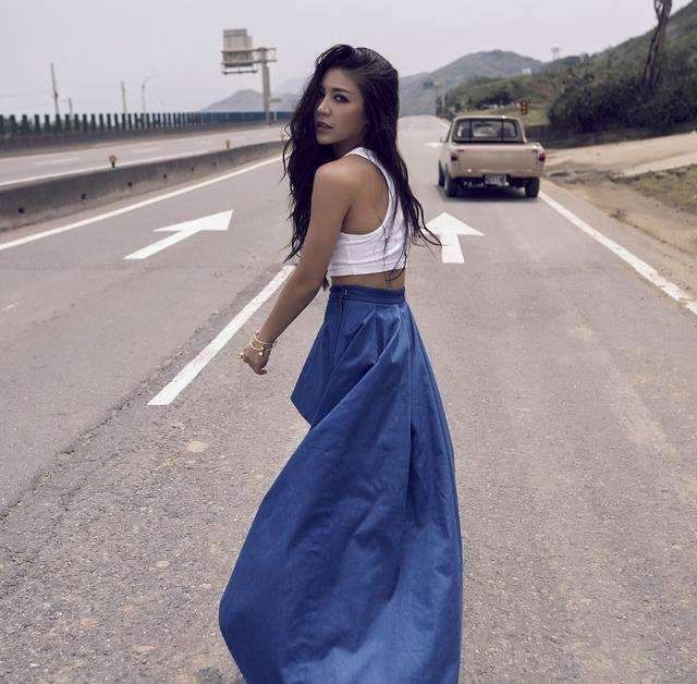 当年她被那英淘汰，罗大佑现场收她为徒，如今跟那英平起平坐