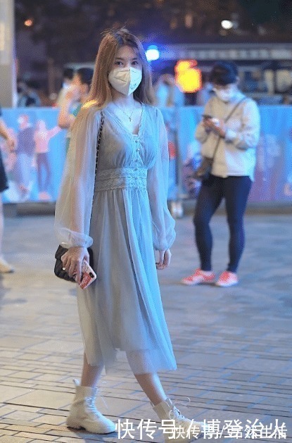 轻纱|街拍:身穿仙女裙的小姐姐,半透轻纱太优雅,微卷长发显气质