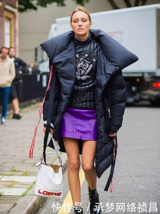  “黑羽绒服”别再穿了，今年最流行这3款羽绒服，穿对一款你就赢