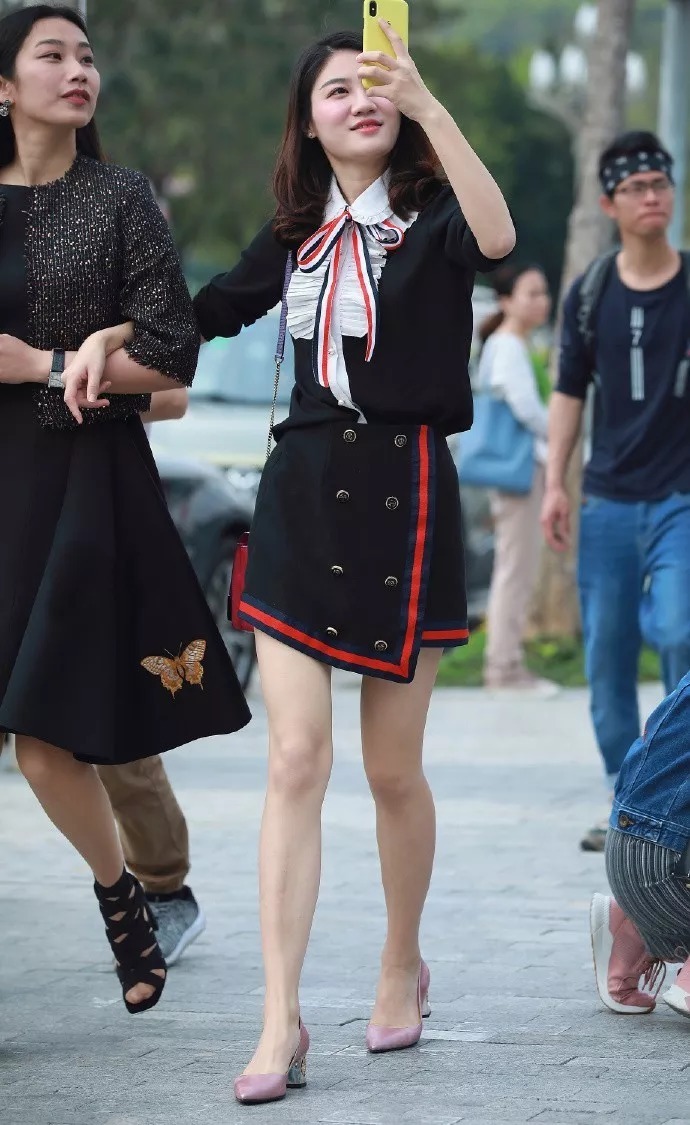 高跟鞋气质优雅,衬托出女生娇美身材