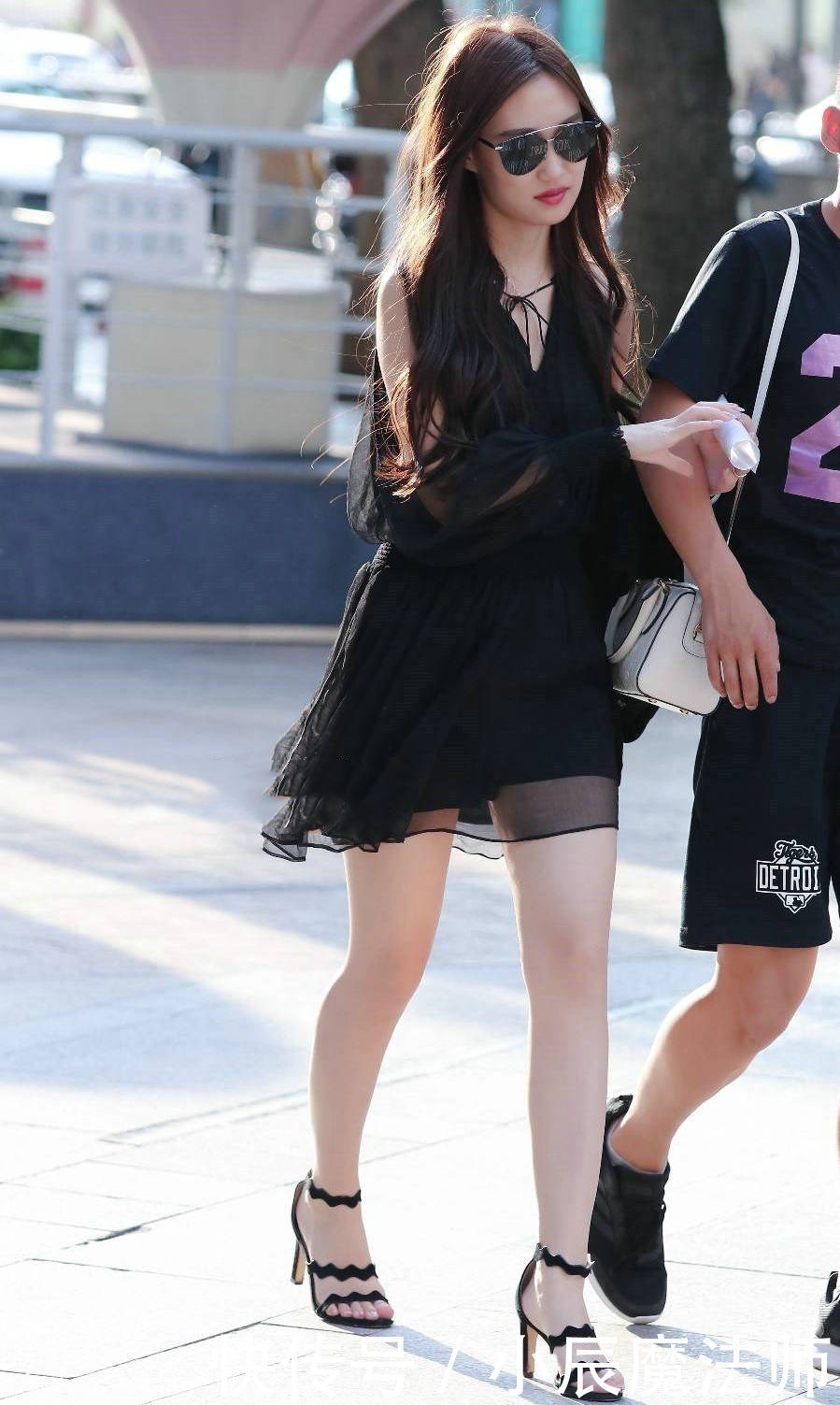  时尚|美女黑纱连衣裙配高跟凉鞋，成熟性感，女人味挡不住