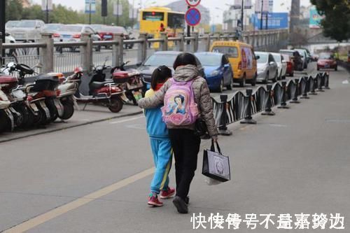 宝妈|宝妈穿“短裙”接孩子，6岁女儿因此被同学嘲笑，网友：这也管？