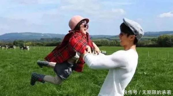 闺女|爸爸被吵醒刚想揍人,突然发现是闺女,这个笑容太宠了