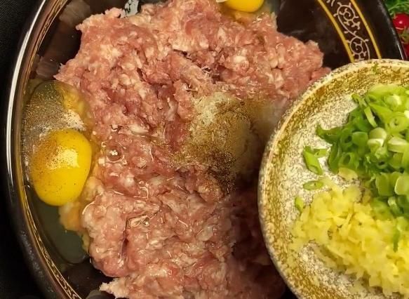 母鸡蛋|自制香肠，选料精良、干净，吃起来放心，今天分享一道蒜香红肠
