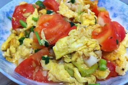 鸡蛋和西红柿是绝配？营养师：吃对了营养翻倍，可多数人吃错了