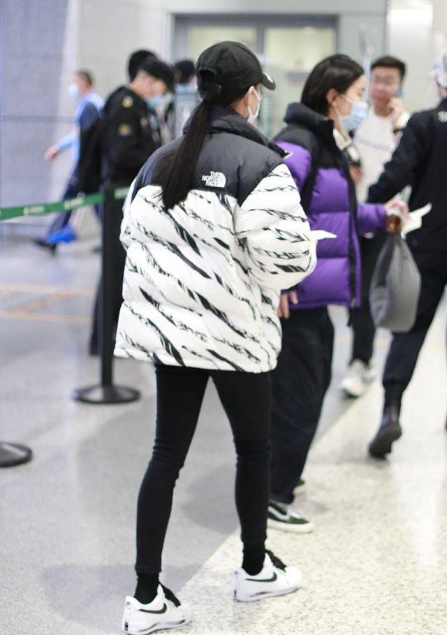 着一双漂亮|何超莲穿条纹羽绒服搭无痕裤, 一双筷子腿太迷人, 运动时尚又健美