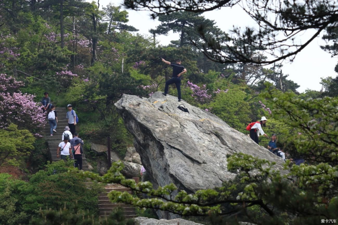 山清水秀好风光，在虚无缥缈间的庐山。