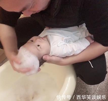 宝宝|“洗头工奶爸”带娃走红，手法专业到位，宝宝：我一动都不敢动