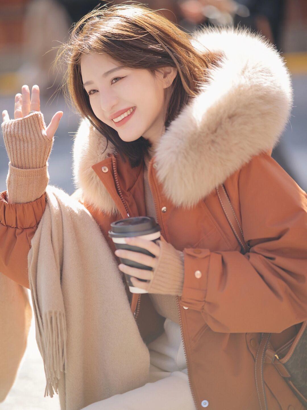 博主|“毛领羽绒服”才是最保暖的单品,软糯温柔又舒适,美得高级