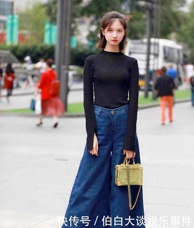 小姐姐|小姐姐超肥牛仔裤黑上衣装扮,走简约路线,优雅中透着小魅惑