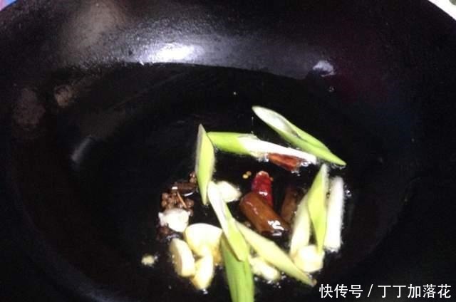  简单|素菜也能变得很好吃，不信试试“麻辣手撕包菜”，简单易学