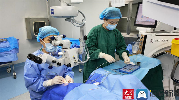 锦旗|84岁老人治愈眼疾扔掉拐杖,家属送锦旗致谢泰安爱尔眼科