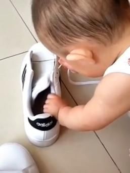 鞋带|爸爸在家带娃,半个小时没声音,妈妈推门一看,哭笑不得