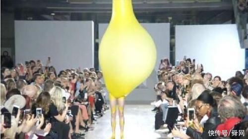 穿着气球走秀的模特，当气球爆炸时，场面美爆了!