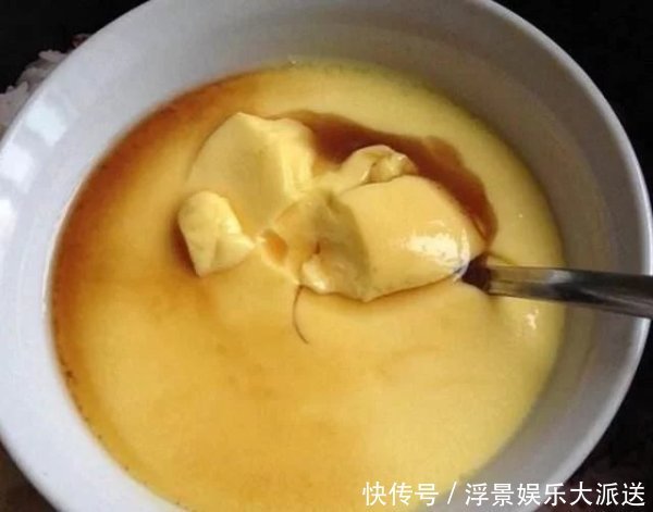 加水|蒸鸡蛋羹,不能直接加水,如果再加一步,鸡蛋就会光滑,没有蜂巢