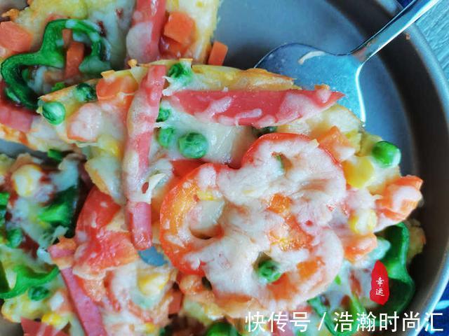 拉丝|没想到馒头做的披萨也这么美味，披萨底部金黄，蛋香奶香味道浓郁