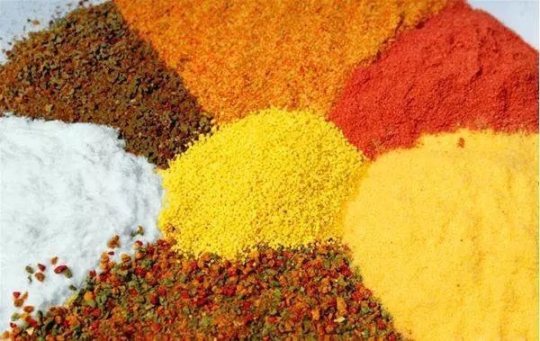 钓了30年鱼，才知道鲫鱼饵根本不用买，据说比蚯蚓还好用...