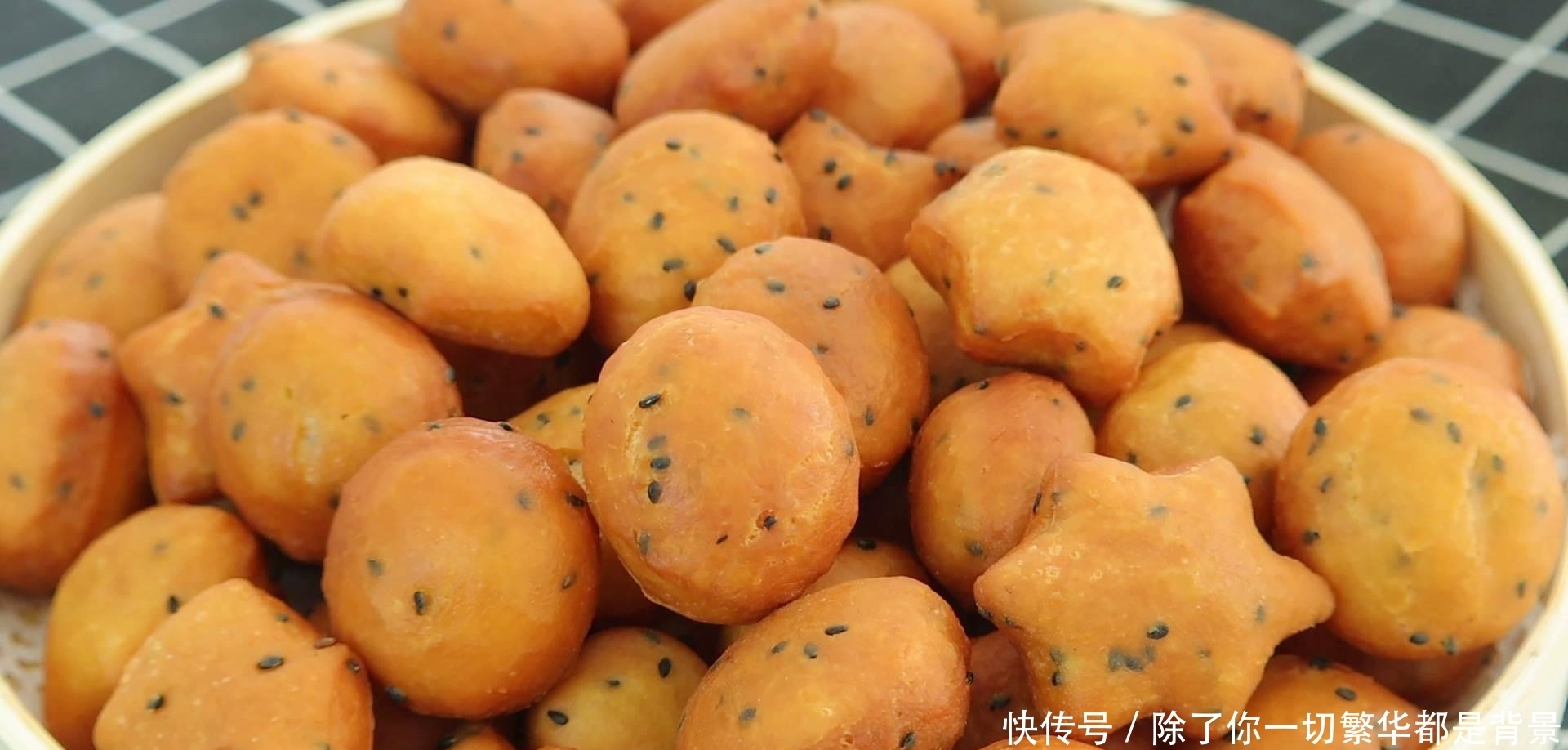 过年了,面粉别只蒸馒头,加5个鸡蛋,秘制一做,过年出锅抢光光