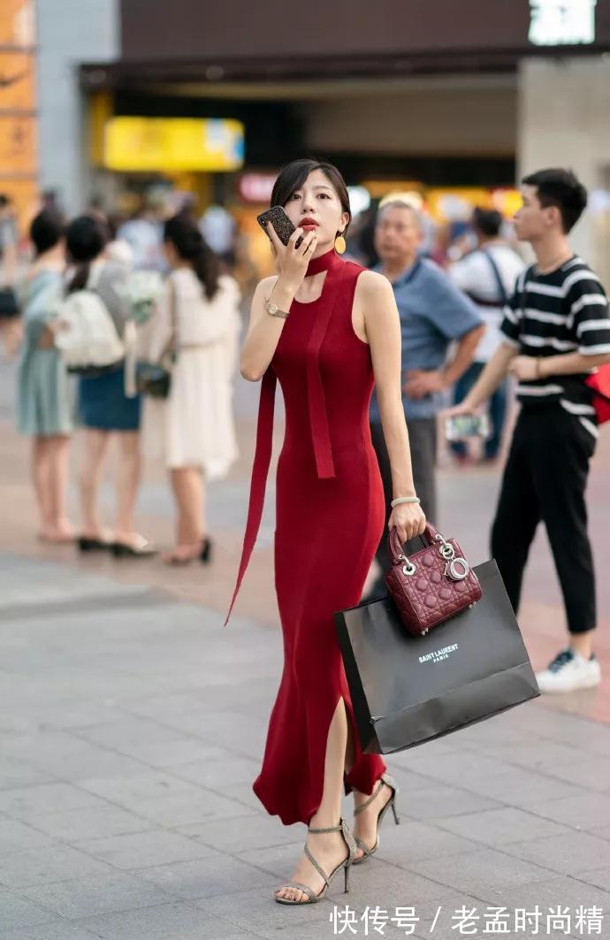 高跟鞋|街拍美女:小姐姐穿上一双裸色的尖头高跟鞋,更加增添了她无限的魅力