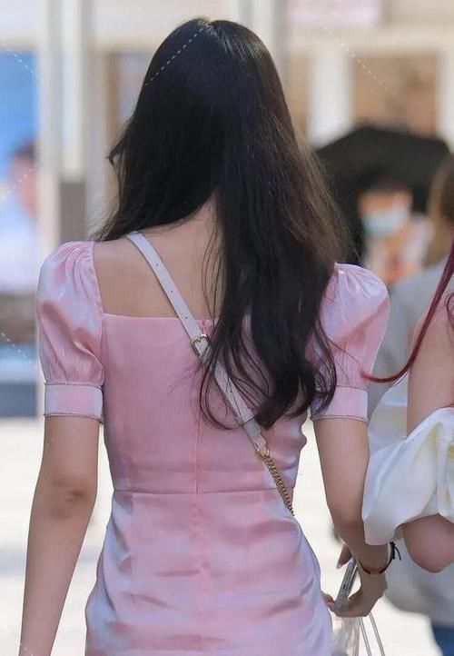 小姐姐的穿搭超有品,发型造型也从不输阵,卷发有风情直发也迷人