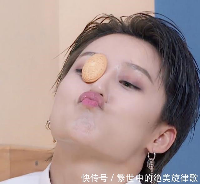 同样是吃饼干,刘雨昕很可爱,看到秦牛正威的表现,谁能忍住不笑
