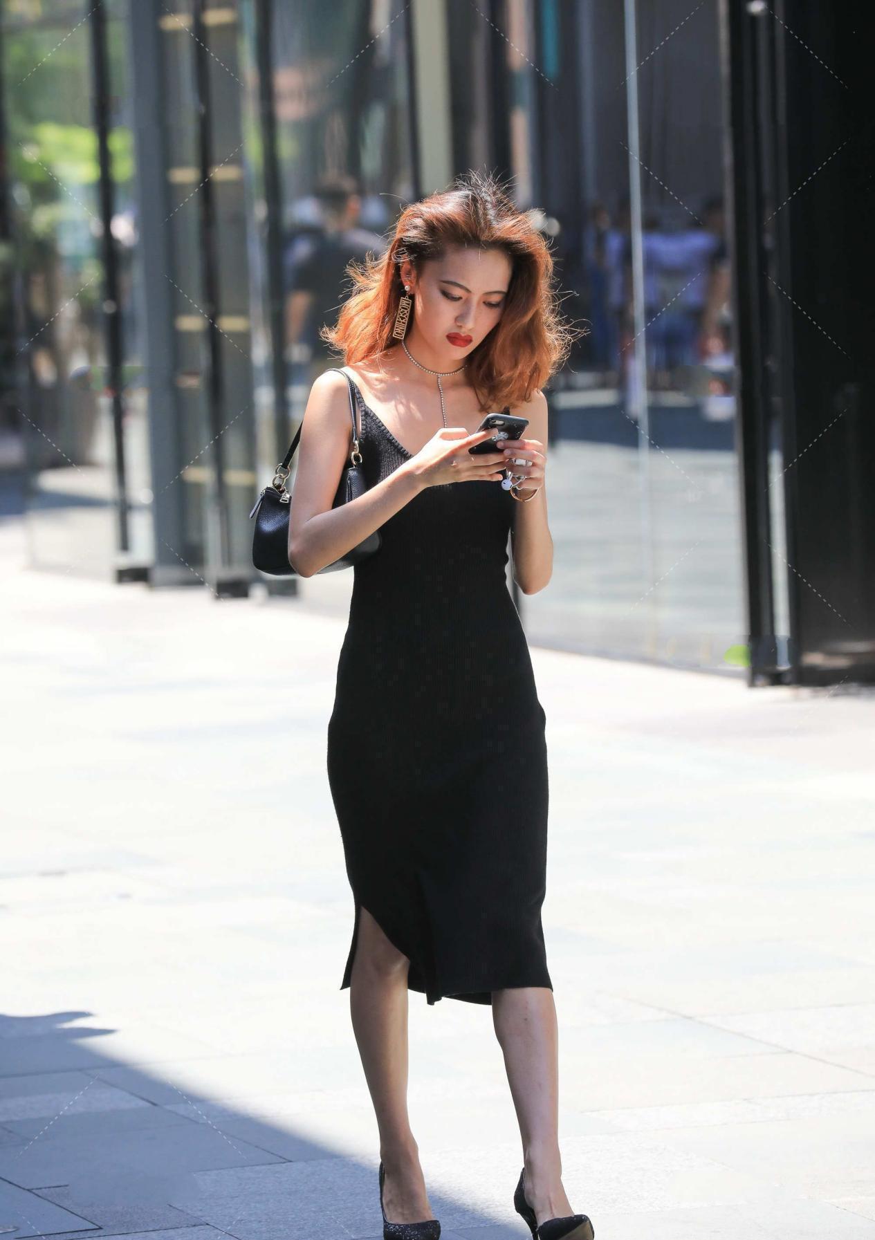 技巧 简单大气的小黑裙,选对单品很重要,这些搭配技巧,你知道吗?