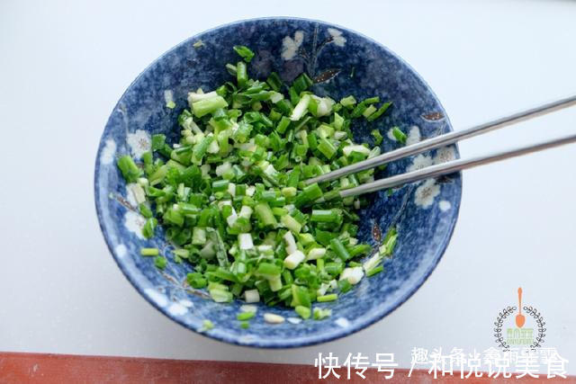 葱花饼大人孩子都爱吃，层次分明，凉了也不硬，酥脆掉渣真过瘾！