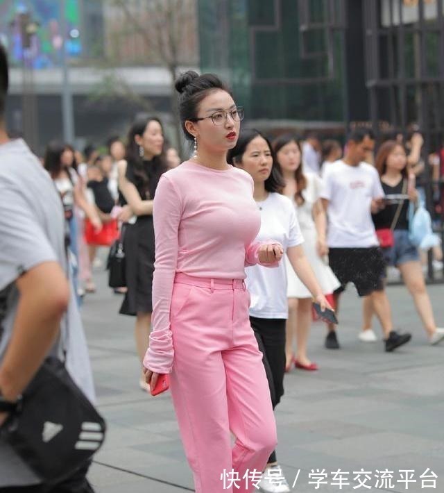 气质 黑色镂空低领背心搭配白色破洞打底裤,大方自然,气质小家碧玉!