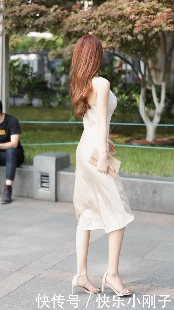 百媚生|米白色绸缎连衣裙,小姐姐回眸一笑百媚生,尽显优雅高贵
