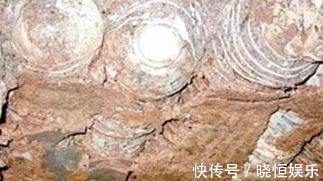 青花瓷@老农在后山意外发现古墓,里面只有一面墙,专家估价保底10个亿