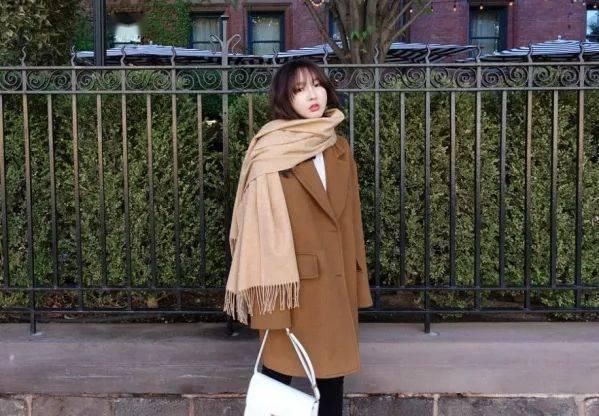  围巾|大衣+围巾，厚毛衣+围巾=入冬“王炸cp!”