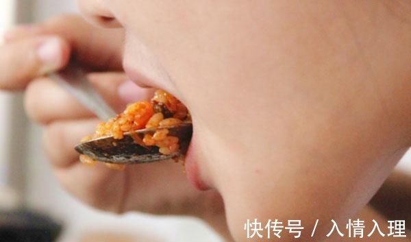 |沙雕动画，搞笑：小时候炸牛粪，老爹真是飞来横祸！