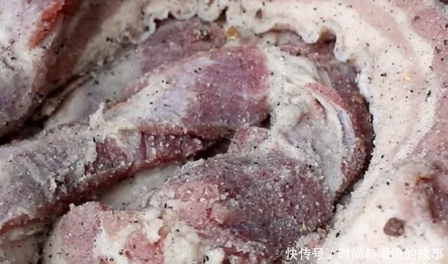 腌制腊肉时,食盐和肉比例一定掌握好,很多人不懂,难怪又腥又臭