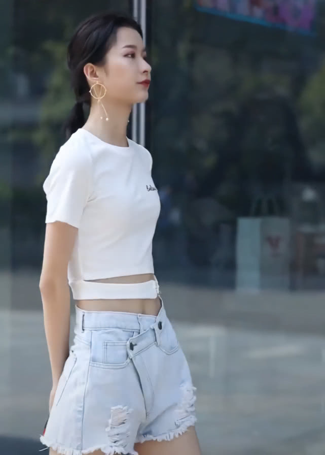 肚脐 普通短袖该淘汰了,小姐姐绑线短T超显瘦,搭牛仔凹出“纸片腰”