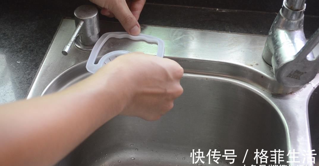 洗菜池边上放一个油桶提手, 作用太棒了, 解决了很多家庭的烦恼