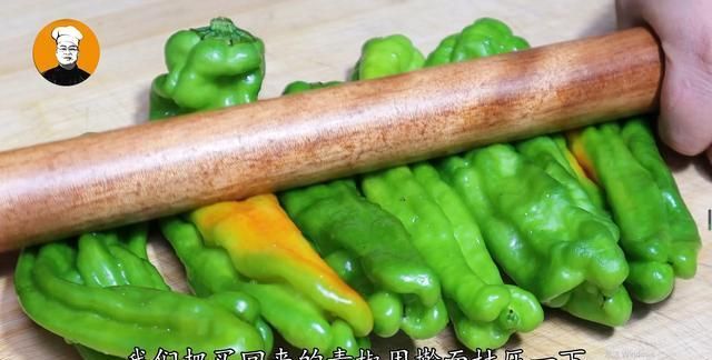 下饭|青椒用擀面杖压一压，没想到这么好吃，香辣开胃又下饭，解馋