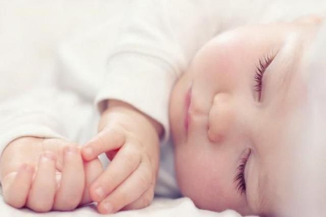 睡姿|要想孩子将来身高不比别人矮一截 就别让孩子这样睡觉！