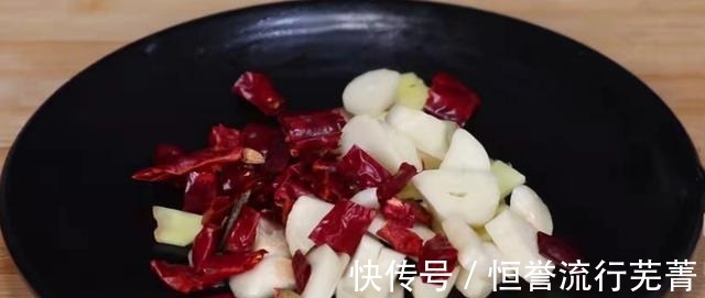 茄子加豆角学会这样做,给肉都不换,营养下饭又解馋,上桌就扫光!