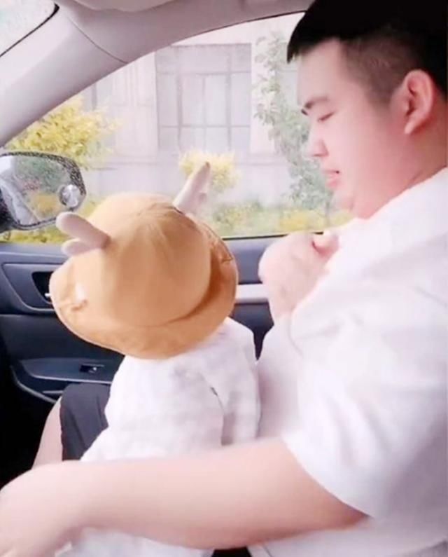 思维方式|当爸爸溜娃下雨时,“宝宝牌雨伞”就此诞生,宝妈看到彻底无语