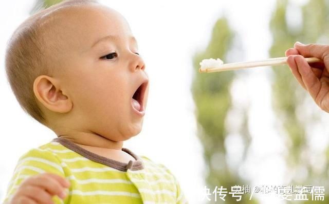 巧克力|孩子睡觉前，尽量别吃这5种食物，不仅影响睡眠，还影响生长发育