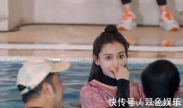 惩罚|杨颖接受惩罚落入水中，抬起头时鼻子突然“变形”伸手救场都晚了