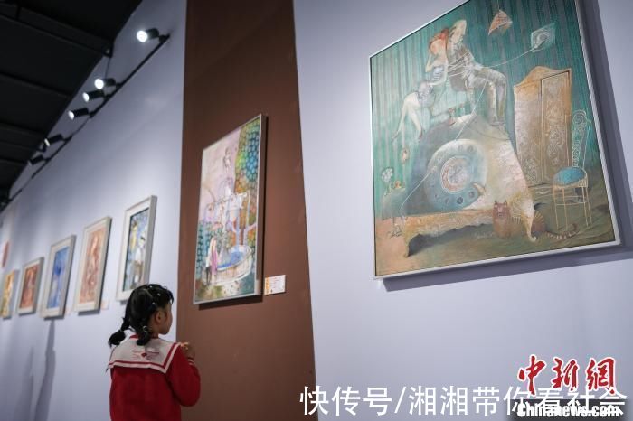 艺术家AnnaSilivonchik！白俄罗斯艺术家AnnaSilivonchik个展《幻·城》亮相山城重庆