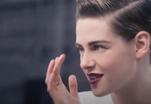 香奈儿化妆师给克里斯汀化妆,开始以为眼线画错了,最后才明白什么是大神