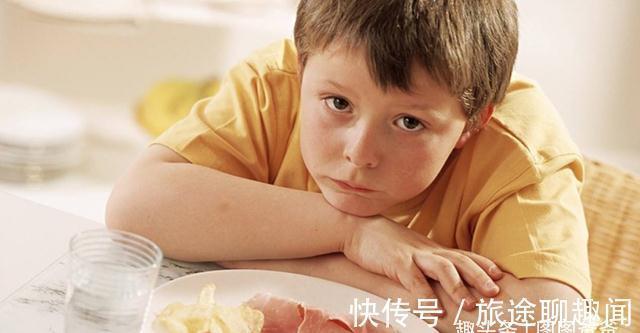 男孩|男孩因“喝水”进医院,医生:这3个时间段少给孩子喝水,易积食