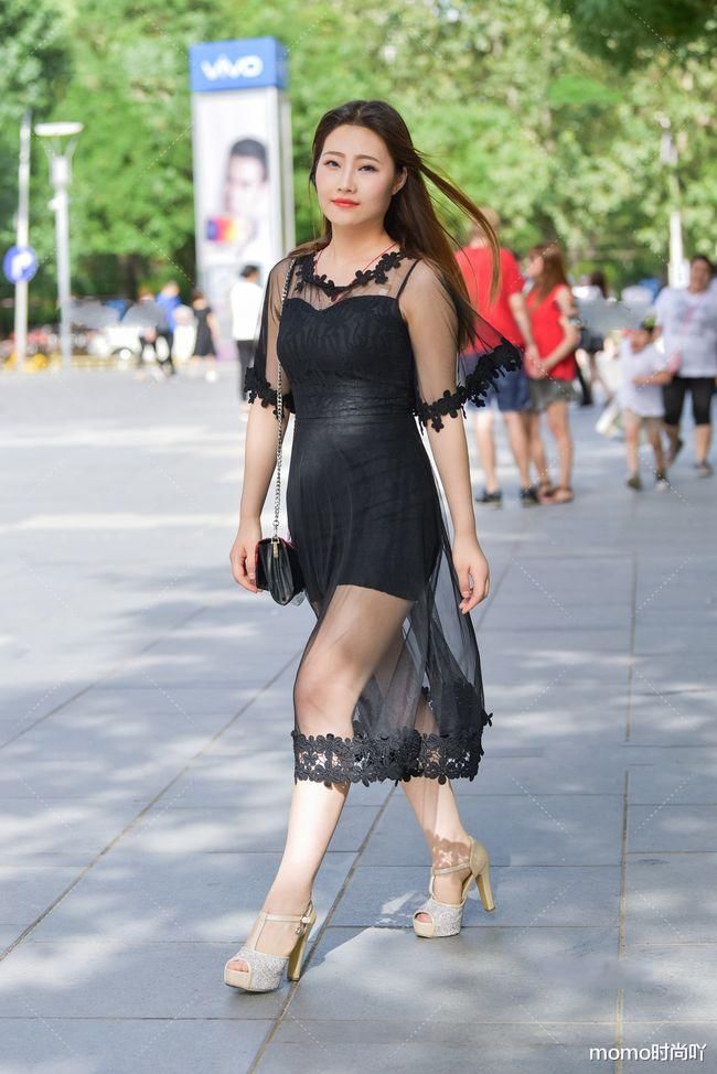 紧身网纱大摆裙，搭配细闪高跟鞋，仙气飘逸又性感十足