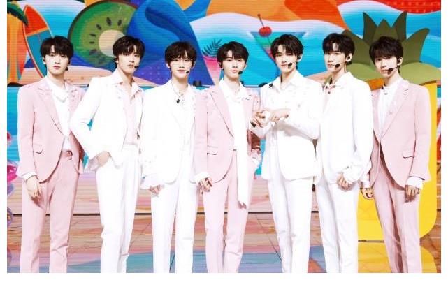 时代少年团跨年彩排:6位红衣少年敲响大鼓,现场气氛热烈美好!